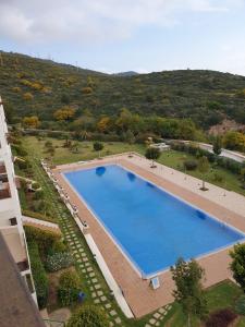 - une vue sur la grande piscine bleue dans l'établissement Appartement avec vue panoramique, à Tetouan