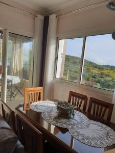 une salle à manger avec une table et une fenêtre dans l'établissement Appartement avec vue panoramique, à Tetouan