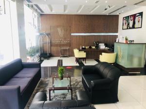 De lounge of bar bij The View Al Barsha Hotel Apartments