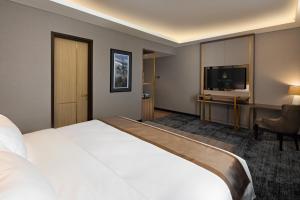 Postel nebo postele na pokoji v ubytování Sutasoma Hotel