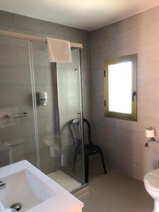 オイアにあるDUPLEX JUNTO AL MARのバスルーム(シャワー、洗面台、トイレ付)
