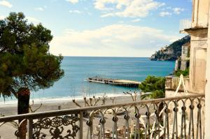 einen Balkon mit Meerblick in der Unterkunft L'Ancora Amalfi Dreams in Minori