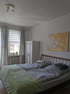 een slaapkamer met een bed en een raam bij Die Birke in Bremen