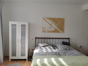 ein Schlafzimmer mit einem Bett mit zwei Kissen darauf in der Unterkunft Die Birke in Bremen