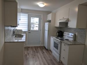 Kjøkken eller kjøkkenkrok på 3 BDR appartement,WiFI,Netflix free parking