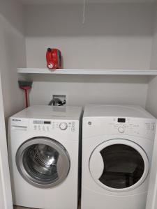 eine Waschküche mit Waschmaschine in der Unterkunft 3 BDR appartement,WiFI,Netflix free parking in Montreal