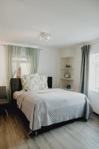 a bedroom with a large bed and a window at Stadt Land Fluss first Apartments by Zollhaus in Forchheim