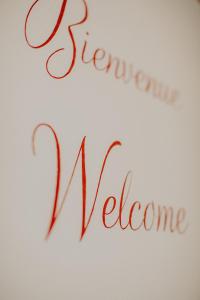 a sign that says welcome welcome with red handwriting at Stadt Land Fluss first Apartments by Zollhaus in Forchheim