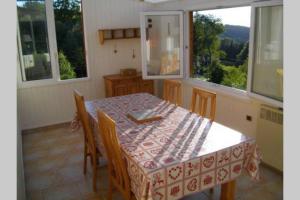 Nespecifikovaný výhled na hory nebo výhled na hory při pohledu z prázdninového domu