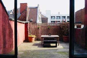 een raam met uitzicht op een patio met een tafel bij Spacious Duplex + Terrace in Ghent. Top Location! in Gent