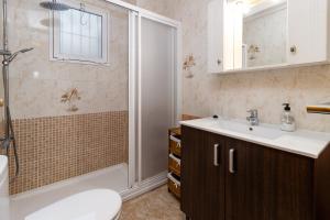 łazienka z umywalką i prysznicem w obiekcie Caballero Apartment w mieście Torrevieja