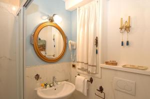 ein Bad mit einem Waschbecken und einem Spiegel in der Unterkunft Residenza La Loggia in Venedig