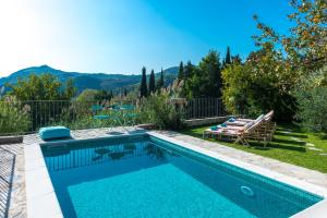 Bazén v ubytovaní Rustic Stone Villa Begovi Dvori- 15 minutes to Dubrovnik alebo v jeho blízkosti