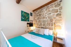 Posteľ alebo postele v izbe v ubytovaní Rustic Stone Villa Begovi Dvori- 15 minutes to Dubrovnik + 37 fotografií