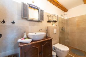 Kúpeľňa v ubytovaní Rustic Stone Villa Begovi Dvori- 15 minutes to Dubrovnik