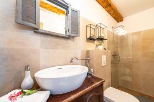 Kúpeľňa v ubytovaní Rustic Stone Villa Begovi Dvori- 15 minutes to Dubrovnik