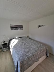 a bedroom with a bed in a white room at Bungalow bei Warnemünde in Elmenhorst