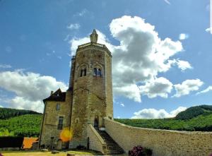 ein altes Gebäude mit einem Turm auf einem Hügel in der Unterkunft Chambres d'Hôtes Vadiera in Autun