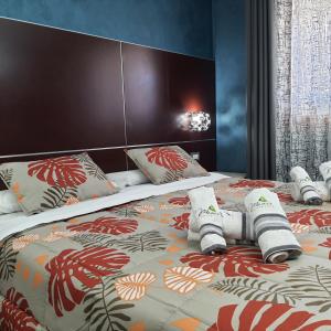 ein Schlafzimmer mit einem Bett mit Handtüchern darauf in der Unterkunft Manu's Guest Suite in Cosenza