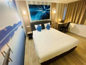 Postel nebo postele na pokoji v ubytování Hotel RBX - Roubaix Centre