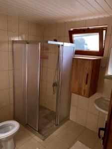 a bathroom with a shower and a toilet at Safir Pansiyon in Cıralı