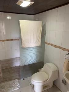 łazienka z toaletą i umywalką w obiekcie Los Corozos apartment M2, Guavaberry Golf & Country Club w mieście Juan Dolio