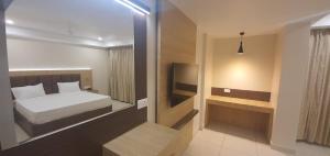Postel nebo postele na pokoji v ubytování Lee-Benz ARK HOTEL