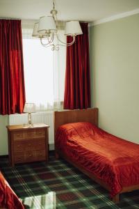 A bed or beds in a room at Taujėnų dvaro svečių namai