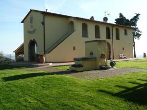 ein Haus mit einem Vogel, der davor steht in der Unterkunft Agriturismo Mercurio in Campiglia Marittima