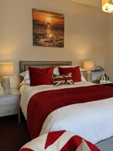 A bed or beds in a room at The Broadwater Guest House 