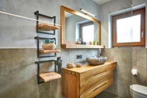 ห้องน้ำของ Alpis Ferienwohnung +44 ภาพ