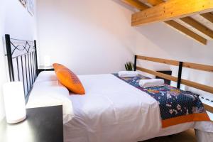 A bed or beds in a room at Apartamentos Las Secuoyas