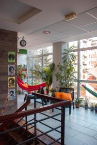 Funk Lounge Hostel في زغرب: غرفة بها أرجوحة وغرفة بها نباتات