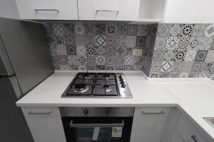 a kitchen with a stove top oven in a kitchen at CLALU_2 - appartamento Senigallia in Senigallia