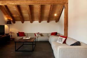 a living room with a couch and a table at La Pieuca in Les Contamines-Montjoie
