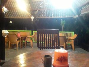 una candela seduta su un tavolo in un ristorante di Sunset Cottages a Hitokalak Altre 37 foto