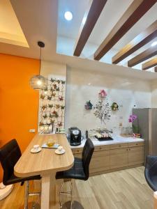 une cuisine avec une table en bois et un comptoir dans l'établissement Happy Wind Homestay, à Magong