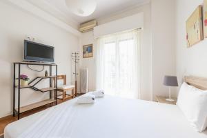Postel nebo postele na pokoji v ubytování Relaxing Koukaki Apartment by CloudKeys