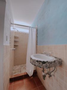 Bilik mandi di Dreamboat Hostel
