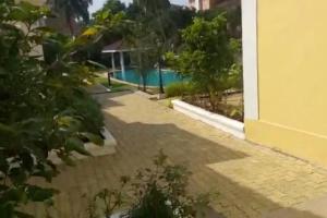 Marmagaoにある1BHK Luxury Homestay In Betalbatim South Goa 1km from the Beachの家からプールを望めます。