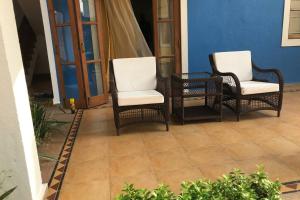 Marmagao的住宿－1BHK Luxury Homestay In Betalbatim South Goa 1km from the Beach，庭院里设有两把椅子和一张桌子