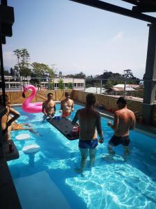 un grupo de hombres en una piscina en Dreamboat Hostel en Panajachel