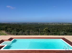 una piscina en la parte superior de una casa en Agriturismo Tenuta Pakravan Papi, en Riparbella