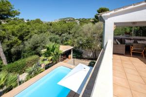 una piscina sul balcone di una casa di Villa Marpessa Oasis in Portals Nous with pool a Portals Nous