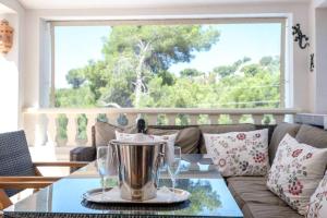 un soggiorno con divano e tavolo con brocca di Villa Marpessa Oasis in Portals Nous with pool a Portals Nous