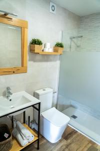 A bathroom at Apartamentos Las Secuoyas Még 37 kép