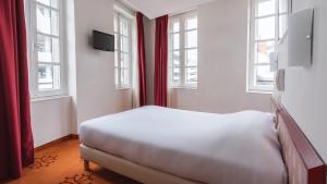Katil atau katil-katil dalam bilik di Hotel Ours Blanc - Centre