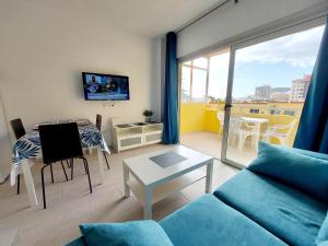 - un salon avec un canapé et une table dans l'établissement Sunny Cozy Nice Apartment LosCristianos WiFi,Pool, à Los Cristianos