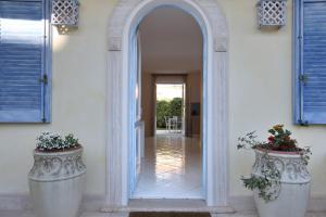 un arco in un corridoio con due vasi di Villa Mony. 100 mt dal mare! a Pietrasanta