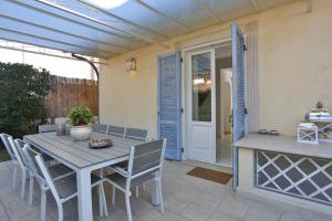 patio con tavolo, sedie e porta di Villa Mony. 100 mt dal mare! a Pietrasanta